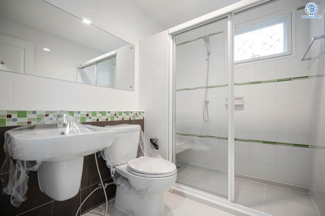 บ้านเดี่ยวมือสอง จากแบรนด์ LH โครงการ ชัยพฤกษ์ วัชรพล หลังใหญ่ เนื้อที่ 55.4 ตร.ว. ฟังก์ชัน 3 ห้องนอน 3 ห้องน้ำ จอดรถได้ 2 คัน พร้อม Facilities ครบครัน บนทำเลเดินทางสะดวก ติดถนนสุขาภิบาล5 เชื่อมต่อหลายเส้นทาง ใกล้ทางด่วน "ฉลองรัช" และรถไฟฟ้าสายสีเขียว "สถานีสายหยุด"